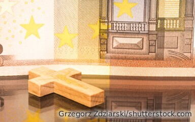 Symbolbild Kirchensteuer: Euro-Banknoten vor Kirchengebäude – Ratgeber zu Höhe, Kappung und Kirchgeld 2025
