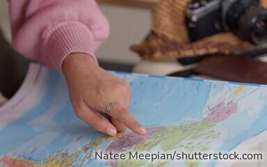 Viele Jugendliche starten nach dem Schulabschluss in ein Gap Year. Eltern sollten vorher die finanziellen Folgen für Kindergeld und Krankenversicherung kennen.