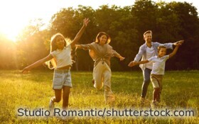 Viele Familien profitieren von der beitragsfreien Familienversicherung – entscheidend sind Einkommen und Lebenssituation.