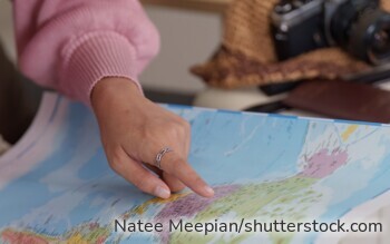 Viele Jugendliche starten nach dem Schulabschluss in ein Gap Year. Eltern sollten vorher die finanziellen Folgen für Kindergeld und Krankenversicherung kennen.