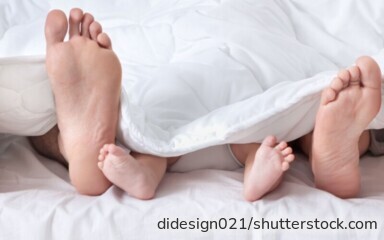 Elterngeld und Elterngeld Plus sollen Eltern finanziell entlasten, wenn sie nach der Geburt beruflich kürzertreten.