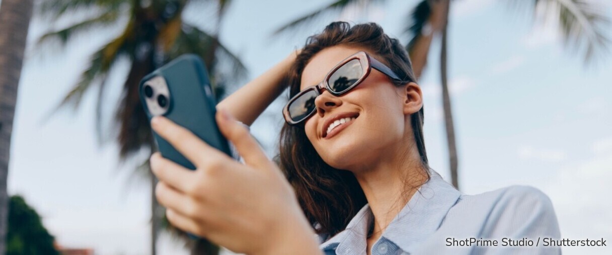 Lächelnde Frau mit Smartphone. 