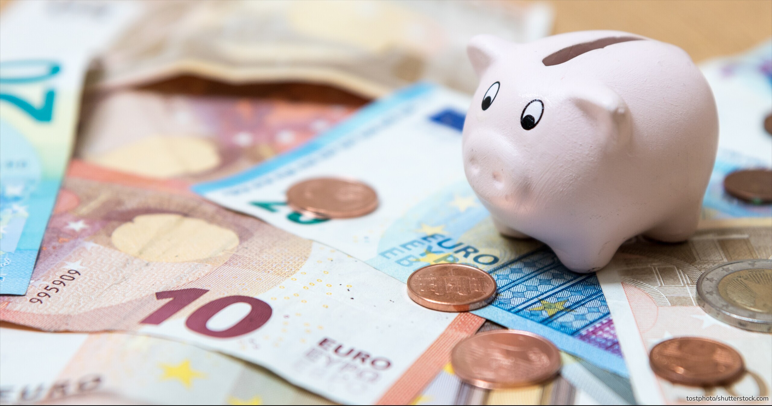 Mit dem richtigen Vergleich lassen sich beim Tages- und Festgeld noch attraktive Zinsen sichern – trotz sinkender Leitzinsen.