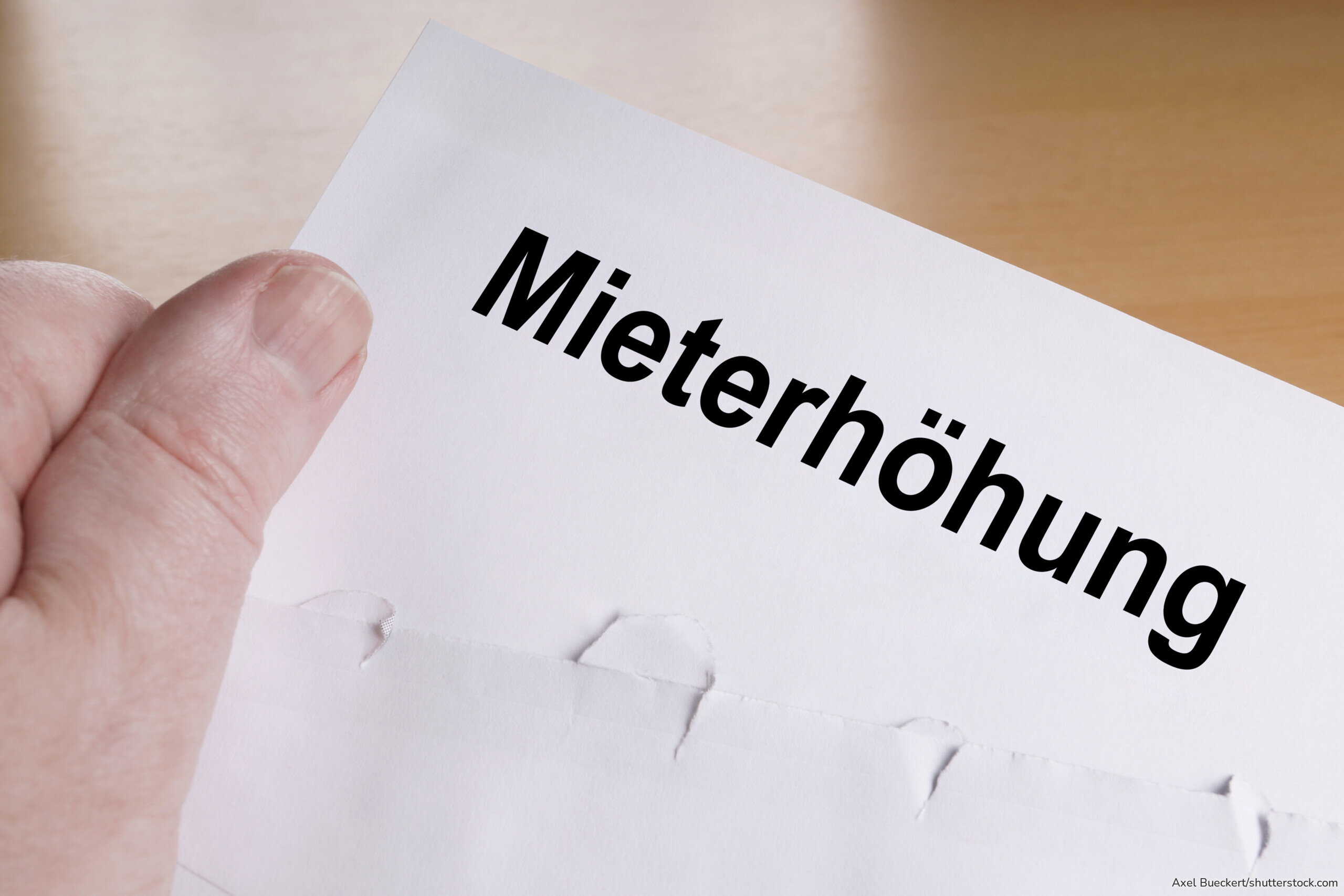 Nicht jede Mieterhöhung ist korrekt. Mieter sollten unter anderem Mietspiegel, Kappungsgrenze und Fristen kontrollieren.