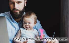 Familie beantragt Kinderzuschlag online – staatliche Hilfe 2025