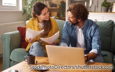 Ein Paar informiert sich über staatliche Förderungen und Zuschüsse beim Bausparen.