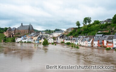 Starkregen und Überschwemmungen können massive Schäden an Gebäuden verursachen – oft sind Häuser nicht ausreichend versichert.