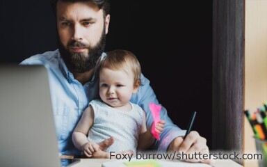 Familie beantragt Kinderzuschlag online – staatliche Hilfe 2025