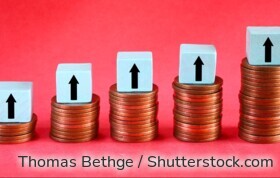 Symbolbild: Münzstapel mit Pfeilen nach oben stehen für steigende Zinsen und höhere Erträge bei Sparanlagen wie Tagesgeld.