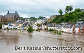 Starkregen und Überschwemmungen können massive Schäden an Gebäuden verursachen – oft sind Häuser nicht ausreichend versichert.