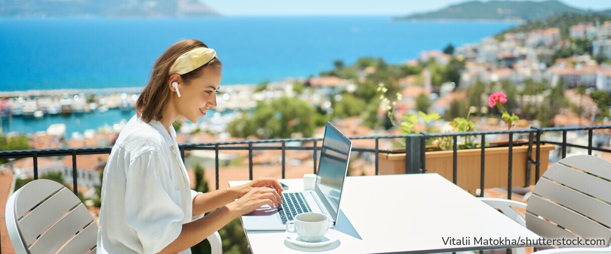 Arbeiten mit Urlaubsgefühl: Wer sein Homeoffice vorübergehend ins Ausland verlegt, sollte vorher Steuern, Sozialversicherung und Aufenthaltsrecht klären.