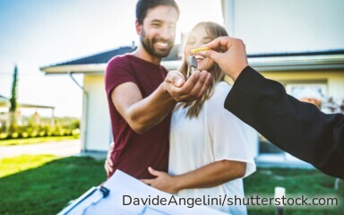 Steigende Mieten, stabile Bauzinsen und günstigere Kaufpreise verändern den Immobilienmarkt. Ob Kaufen oder Mieten die bessere Wahl ist, hängt aber auch von Eigenkapital, Finanzierung und den eigenen Zukunftsplänen ab.