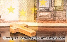 Symbolbild Kirchensteuer: Euro-Banknoten vor Kirchengebäude – Ratgeber zu Höhe, Kappung und Kirchgeld 2025