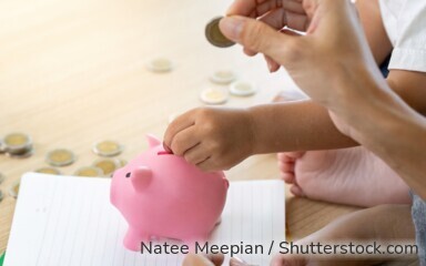 Kinder sparen mit Sparschwein