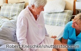 Eine Betreuungskraft aus Osteuropa kann Pflegebedürftige im Alltag unterstützen – rechtliche Vorgaben sind dabei entscheidend.