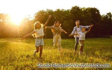 Viele Familien profitieren von der beitragsfreien Familienversicherung – entscheidend sind Einkommen und Lebenssituation.